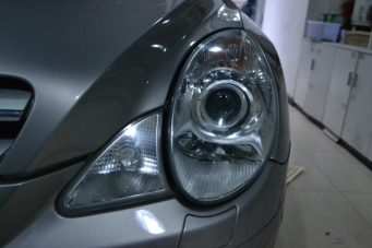 奔驰R车灯改装海拉5透镜欧司朗氙气灯