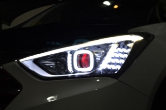 IX45新胜达车灯改装海拉5透镜欧司朗氙气灯